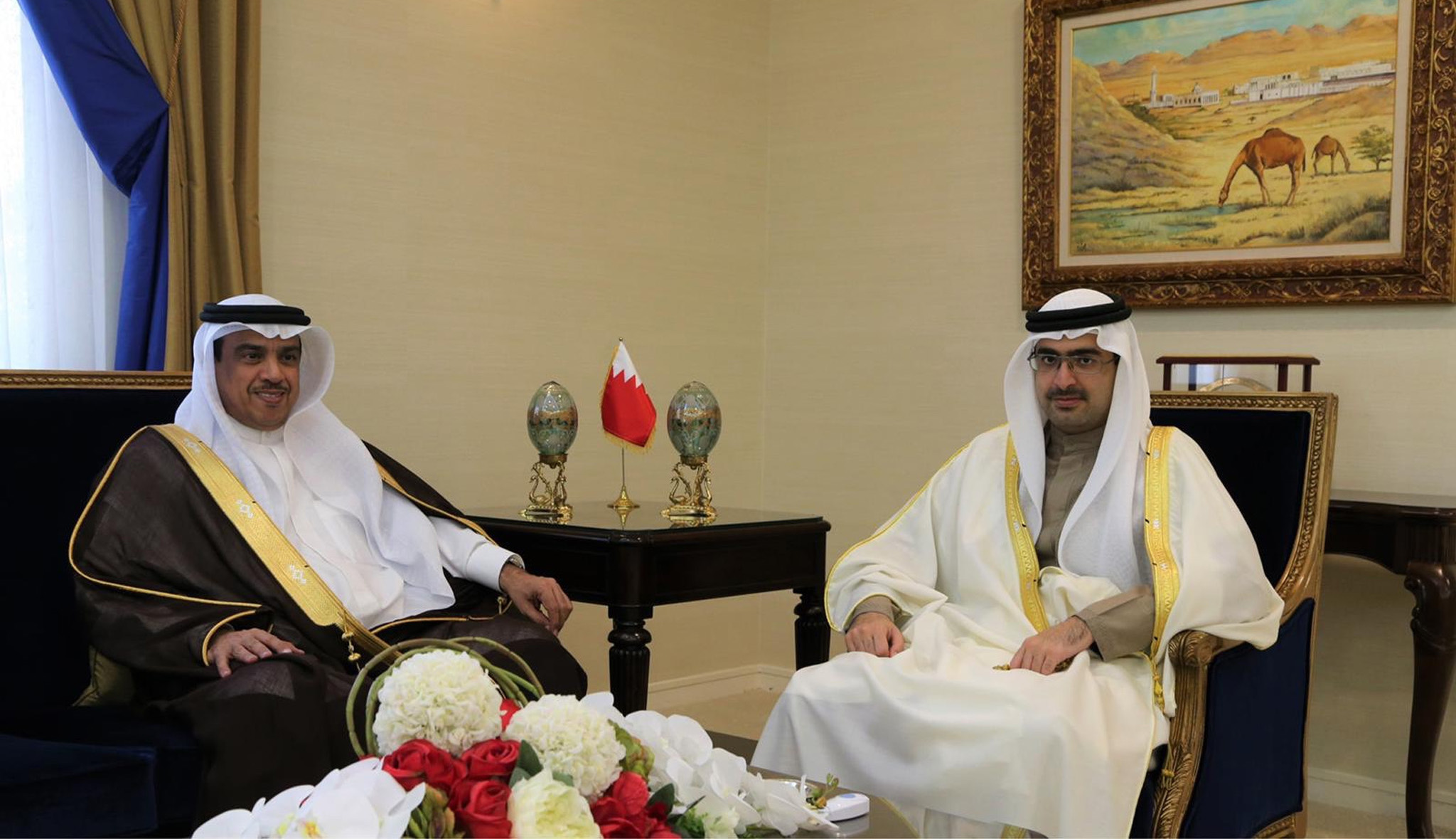 سمو المحافظ يلتقي مع سفير مملكة البحرين لدى سلطنة عمان الشقيقة