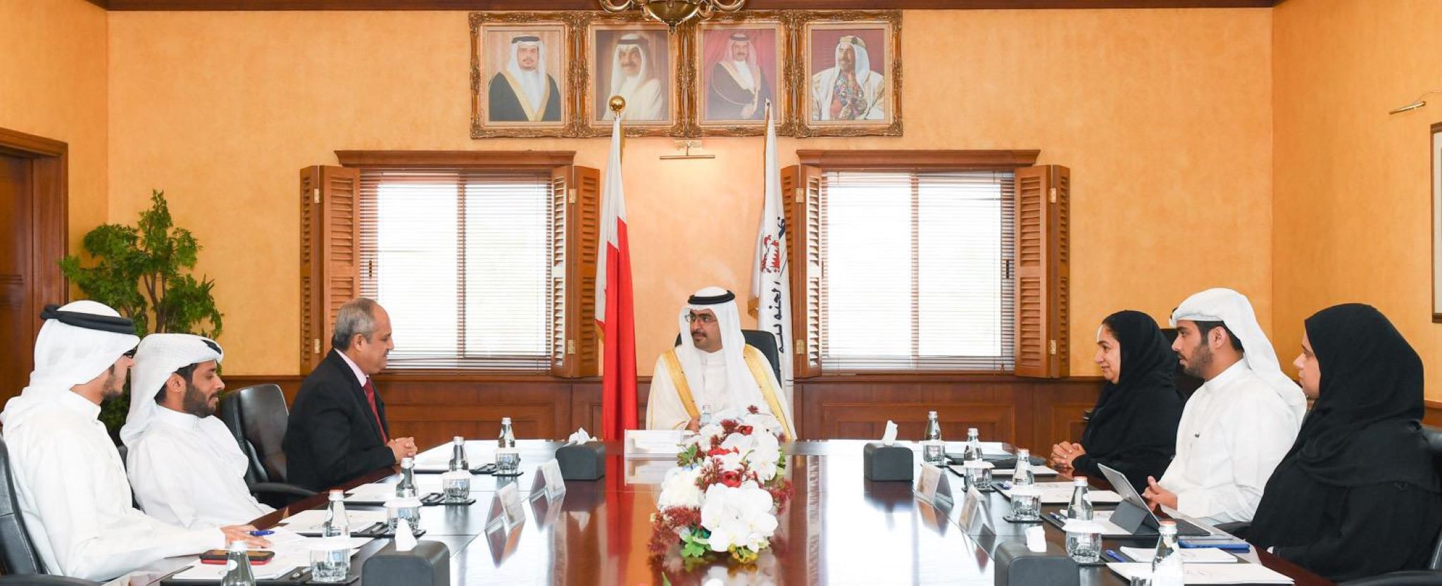 استقبل سمو الشيخ خليفة بن علي بن خليفة آل خليفة محافظ المحافظة الجنوبية الدكتور إبراهيم جناحي الرئيس التنفيذي لصندوق العمل "تمكين"، وذلك بحضور عدد من المسؤولين.